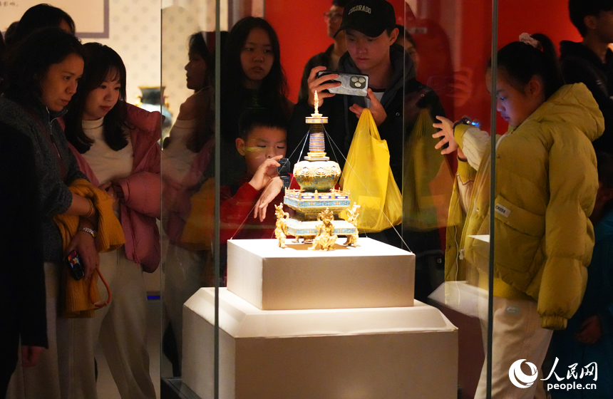 春節期間,江西省博物館“故宮廳”各式宮廷琺瑯器讓市民游客目不暇接。人民網記者 毛思遠攝