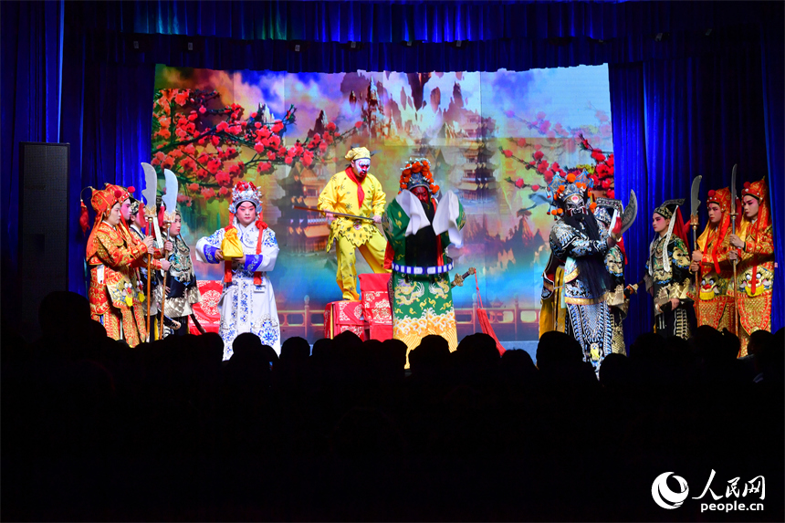 舞臺上，演員們傾力演出。人民網記者 時雨攝