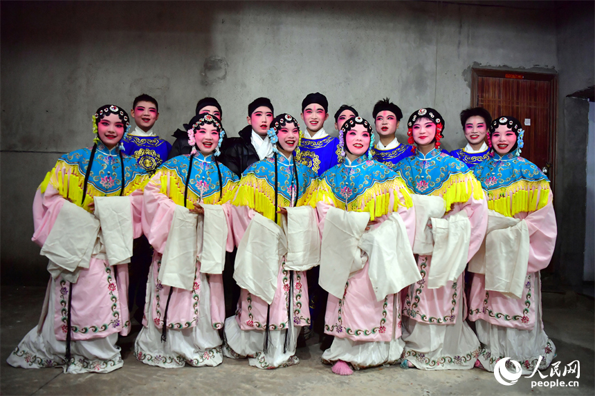 演出圓滿結束后，部分年輕的演員開心合影。人民網記者 時雨攝