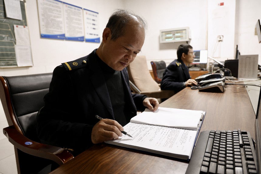 張年林正在核對調度日班計劃。陸佳駿攝