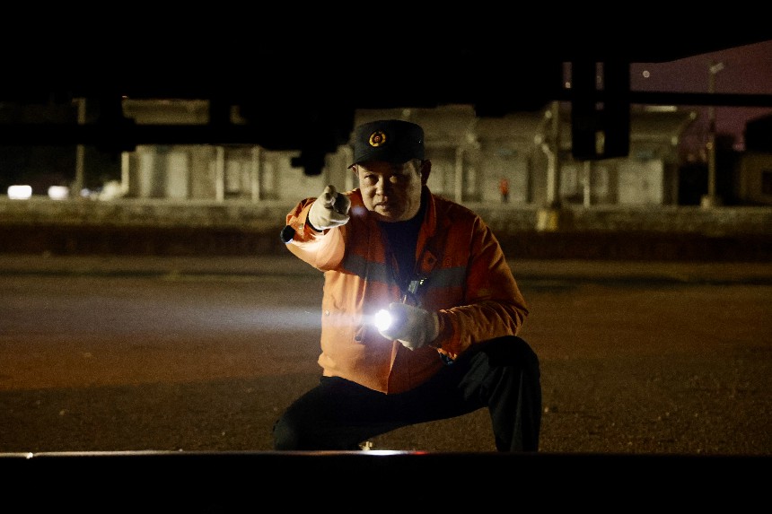 張年林正在檢查列車關門車。陸佳駿攝