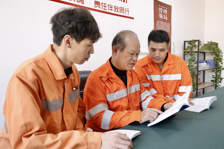 張年林正在對車站青年職工進行業務教學。陸佳駿攝