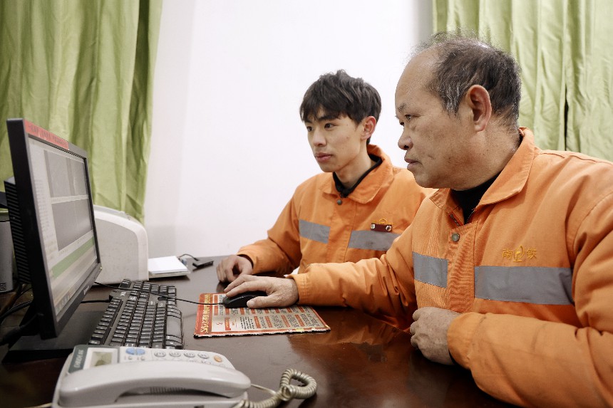 張年林正在核對調車作業計劃。陸佳駿攝