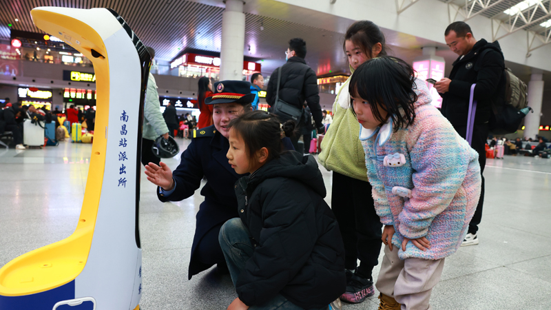 候車大廳內的機器人不能為旅客提供便利，也給孩子們帶來樂趣。人民網記者 時雨攝