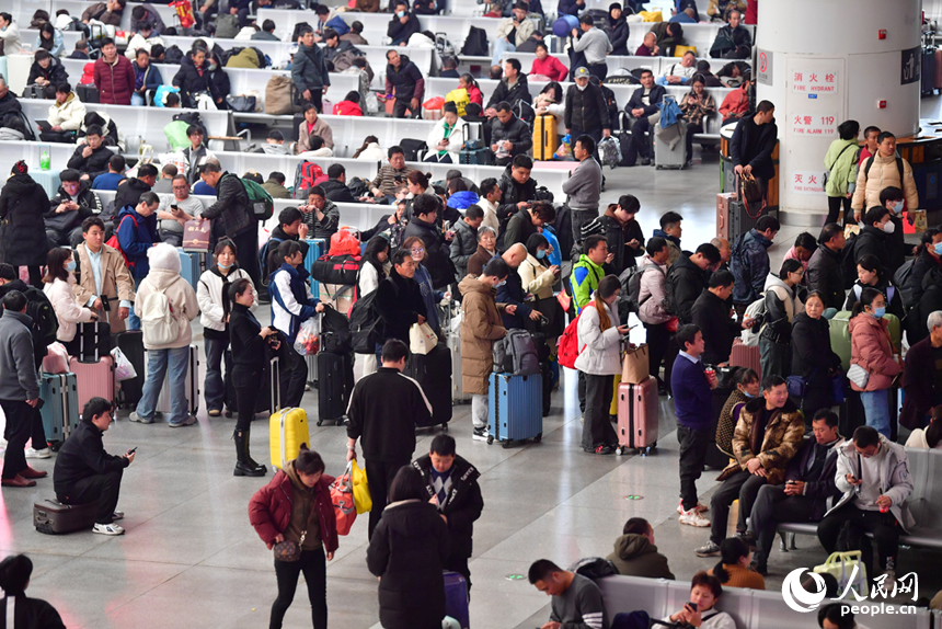 檢票口等待檢票的旅客。人民網記者 時雨攝