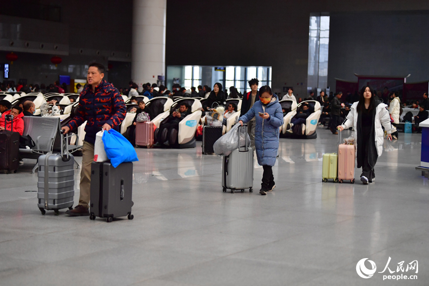 火車站內帶著行李趕車的旅客。人民網記者 時雨攝