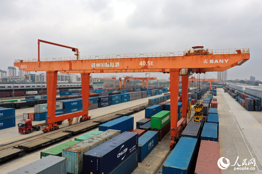 贛州國際陸港內，吊機正在裝卸集裝箱。人民網記者 時雨攝