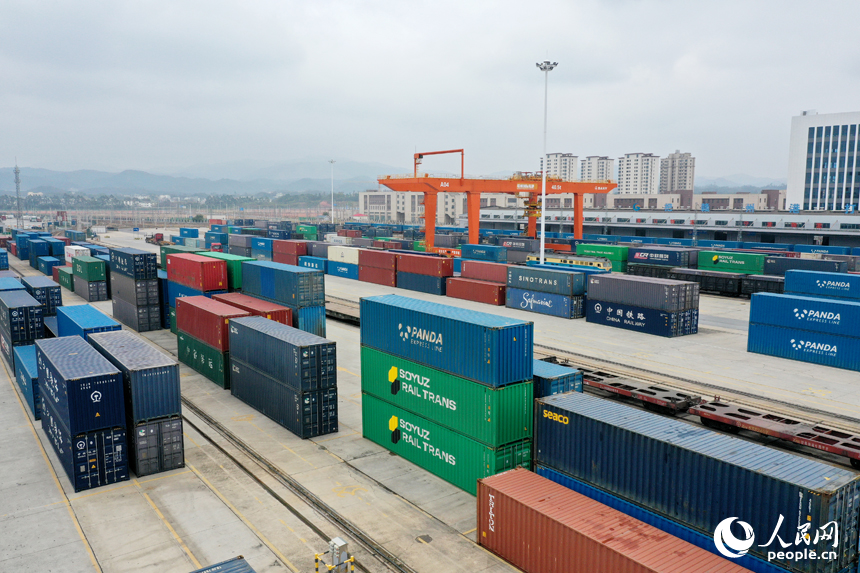 贛州國際陸港內整齊堆放著準備出港的集裝箱。人民網記者 時雨攝