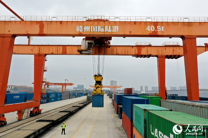 贛州國際陸港內，吊機正在裝卸集裝箱。人民網記者 時雨攝