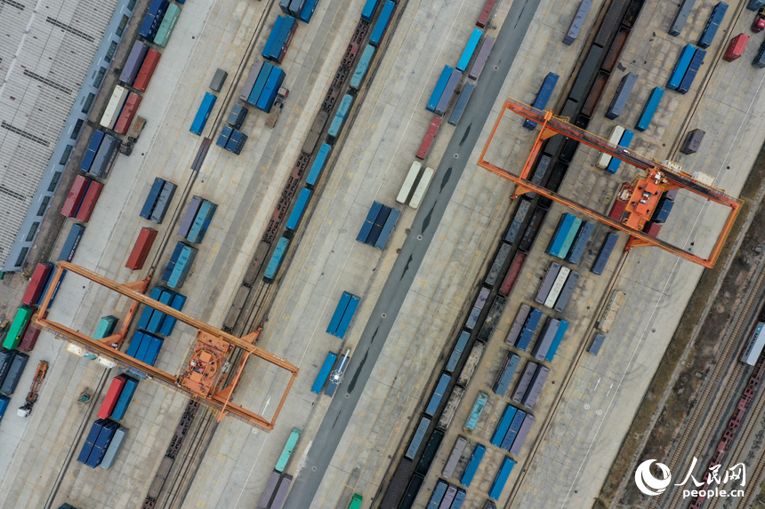 贛州國際陸港內整齊堆放著準備出港的集裝箱。人民網記者 時雨攝