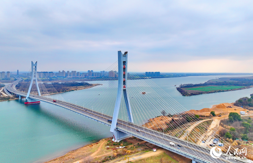 樟樹市城鄉的公路和大橋上，車輛往來疾馳。人民網 朱海鵬攝