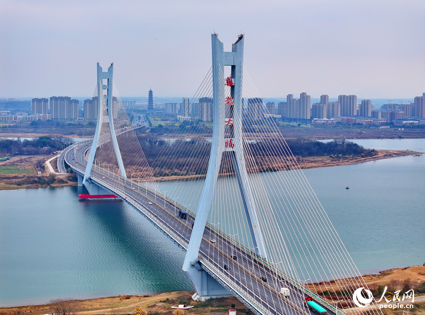 樟樹市城鄉的公路和大橋上，車輛往來疾馳。人民網 朱海鵬攝