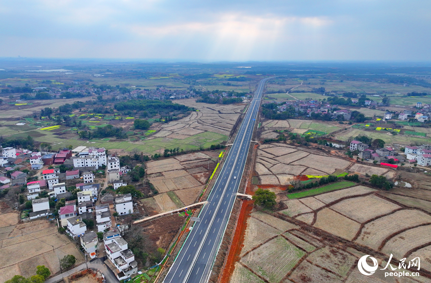 樟樹市城鄉的公路和大橋上，車輛往來疾馳。人民網 朱海鵬攝