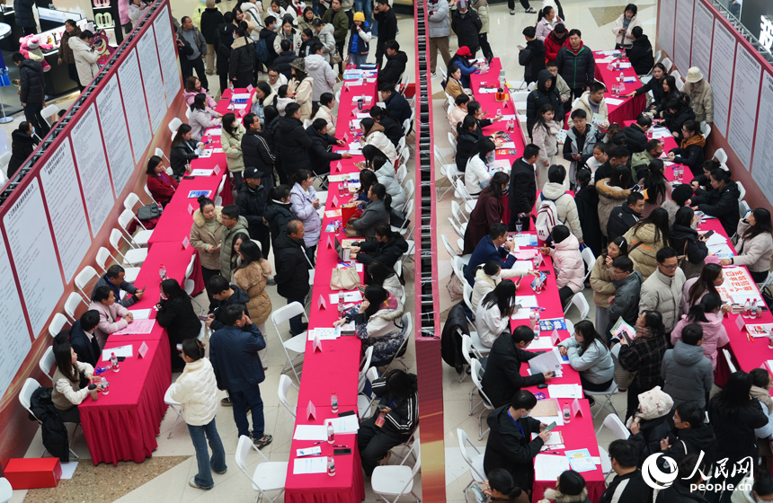 2月21日，江西省南昌市紅谷灘區2025年“春風行動”綜合招聘會舉行。人民網記者 毛思遠攝