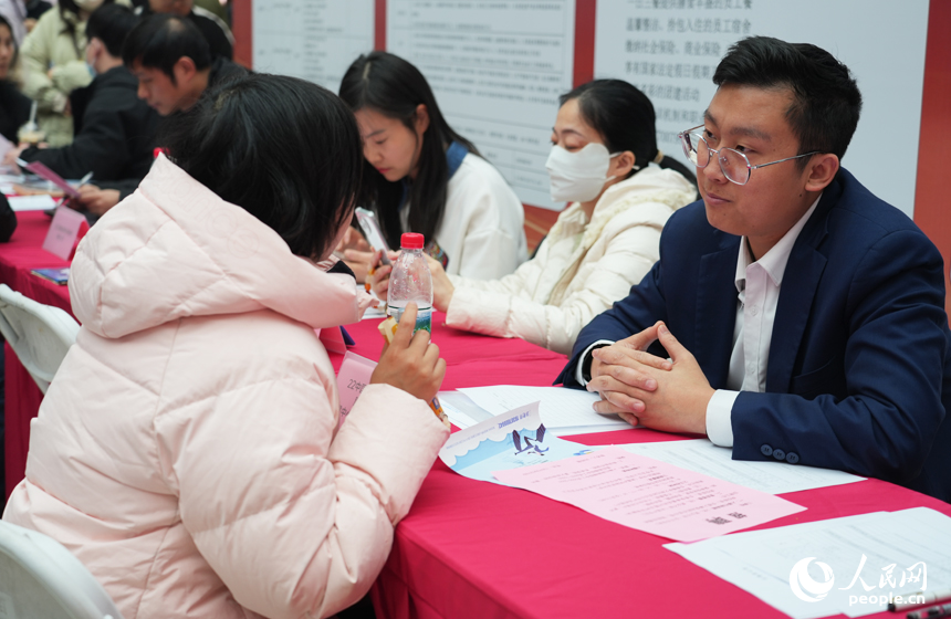 求職者與招聘企業溝通交流。人民網記者 毛思遠攝