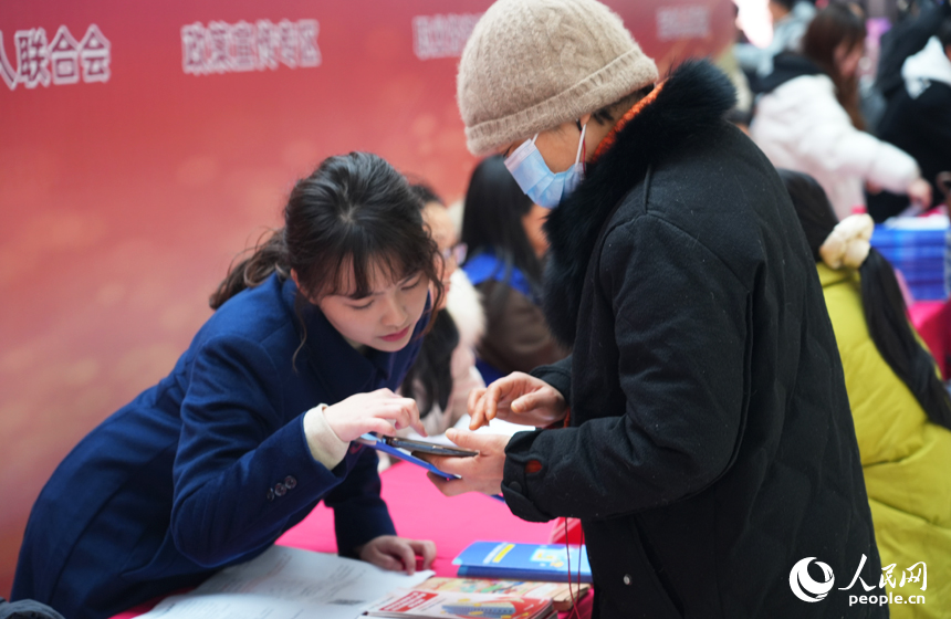 紅谷灘區人社部門工作人員現場為求職者提供就業指導。人民網記者 毛思遠攝