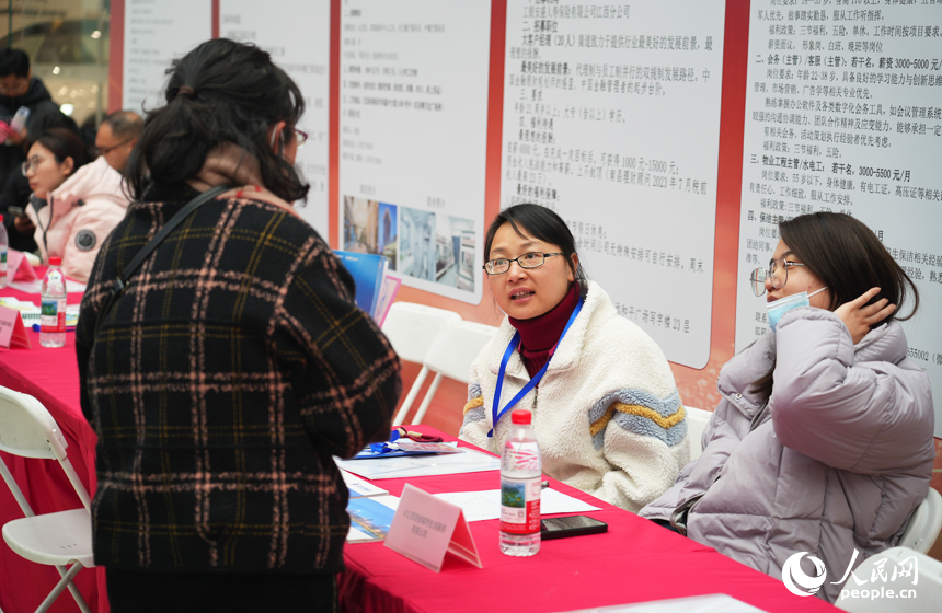 求職者與招聘企業溝通交流。人民網記者 毛思遠攝