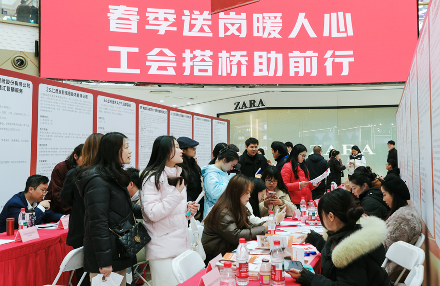 本次招聘會吸引了眾多求職者前來咨詢應聘。范凜霜攝