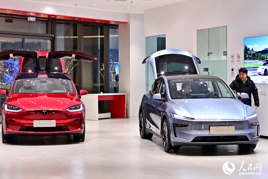 南昌市紅谷灘區的一家大型商場的汽車展示銷售區，不少顧客咨詢選購新能源汽車。人民網 朱海鵬攝