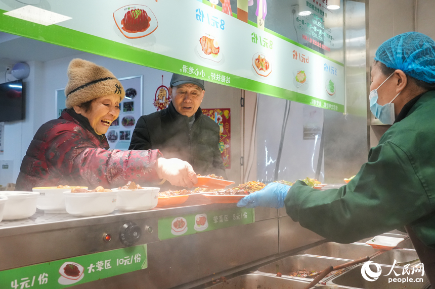 江西省南昌市東湖區光明社區幸福食堂，老年人正在選購菜品。人民網 孔文進攝