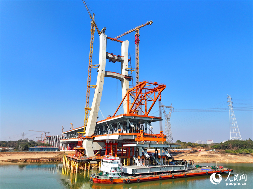 揚子洲贛江公鐵大橋建設現場，主橋箱梁安裝有序推進。人民網 朱海鵬攝