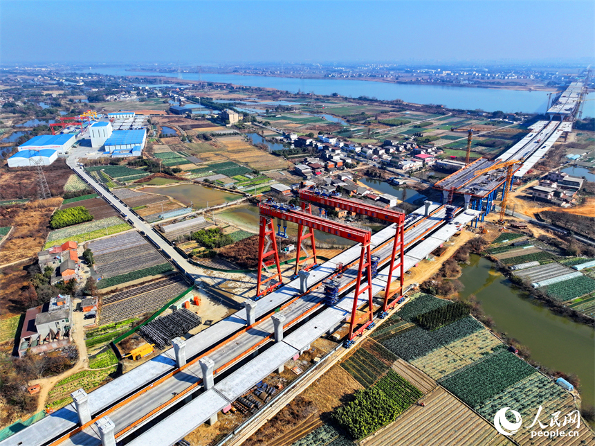 揚子洲贛江公鐵大橋建設現場，主橋箱梁安裝有序推進。人民網 朱海鵬攝
