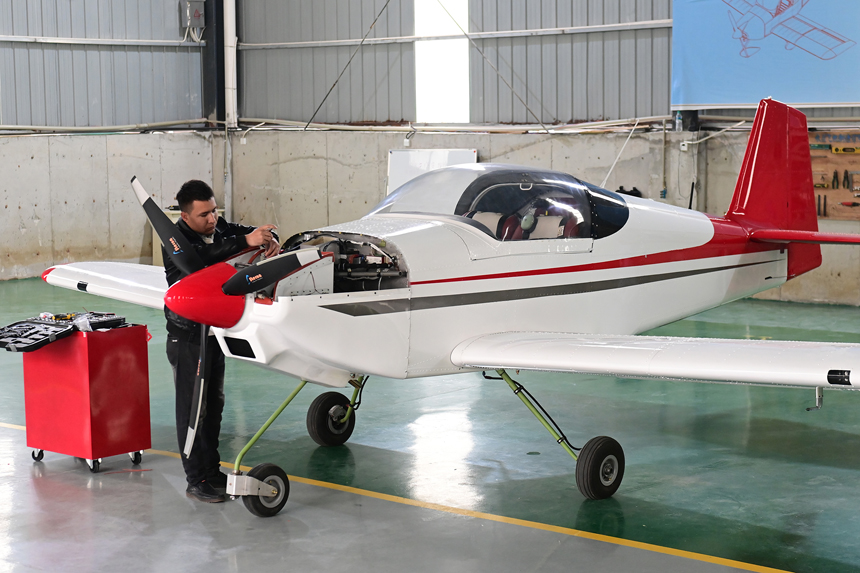 萬載縣一家飛機制造有限公司車間，工作人員正在對輕型運動類飛機進行組裝調試。鄧龍華攝