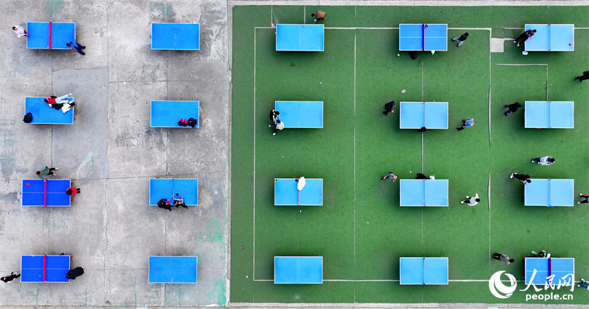 吉安市吉水縣縣城的一處“口袋公園”，市民在參與籃球、乒乓球等體育健身活動。人民網 朱海鵬攝