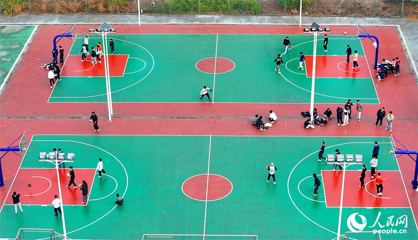 吉安市吉水縣縣城的一處“口袋公園”，市民在參與籃球、乒乓球等體育健身活動。人民網 朱海鵬攝