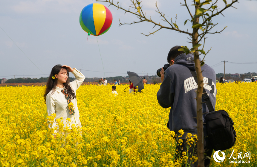 市民游客在油菜花海中感受春日的絢爛與美好。人民網記者 毛思遠攝