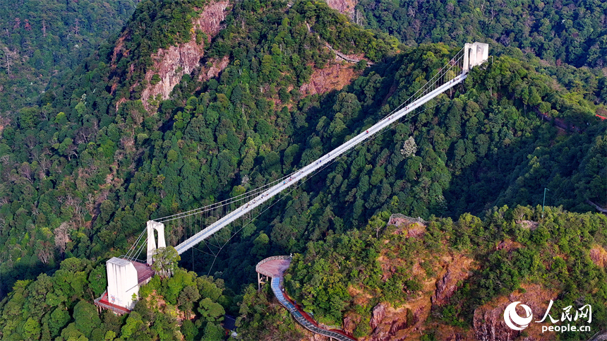 游客在贛州市安遠縣三百山景區游玩。人民網 朱海鵬攝