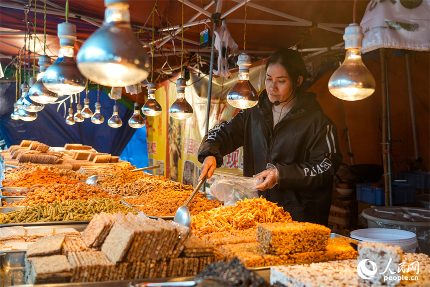 小攤上擺放著各類手工零食。 人民網 涂詩軒攝