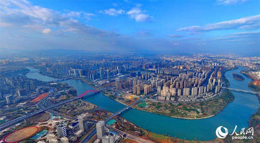 贛州市中心城區，鱗次櫛比的高樓與河流、橋梁、快速公路相得益彰，構成一幅現代化城市風光畫卷。人民網 朱海鵬攝