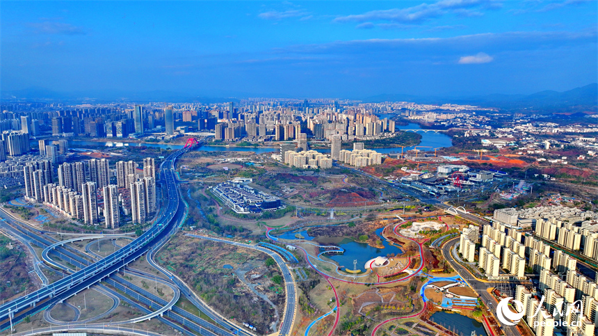 贛州市中心城區，鱗次櫛比的高樓與河流、橋梁、快速公路相得益彰，構成一幅現代化城市風光畫卷。人民網 朱海鵬攝