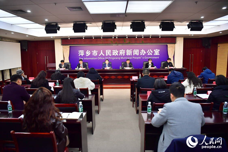 江西省萍鄉市上栗縣舉行新聞發布會，上栗縣委副書記、縣長李志猛介紹情況。人民網記者 時雨攝