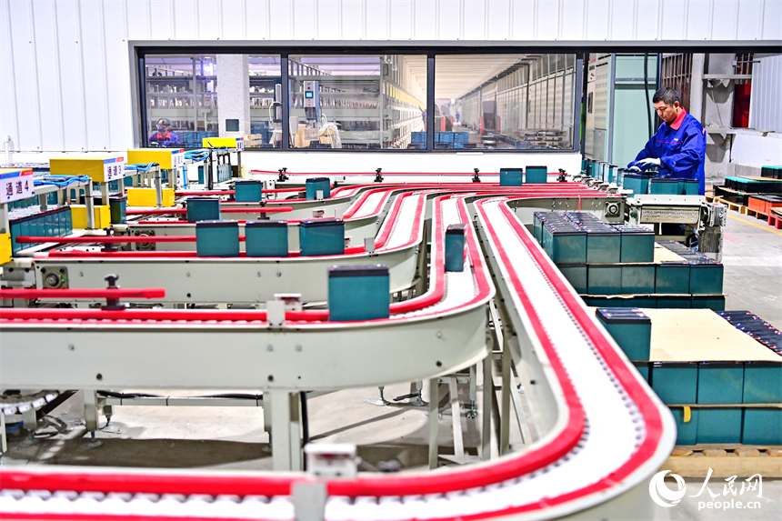 工人在自動化生產線上加工蓄電池訂單產品，滿足日益增長的市場需求。人民網 朱海鵬攝