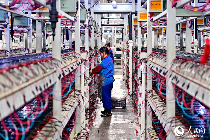 工人在自動化生產線上加工蓄電池訂單產品，滿足日益增長的市場需求。人民網 朱海鵬攝