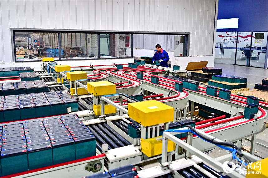 工人在自動化生產線上加工蓄電池訂單產品，滿足日益增長的市場需求。人民網 朱海鵬攝