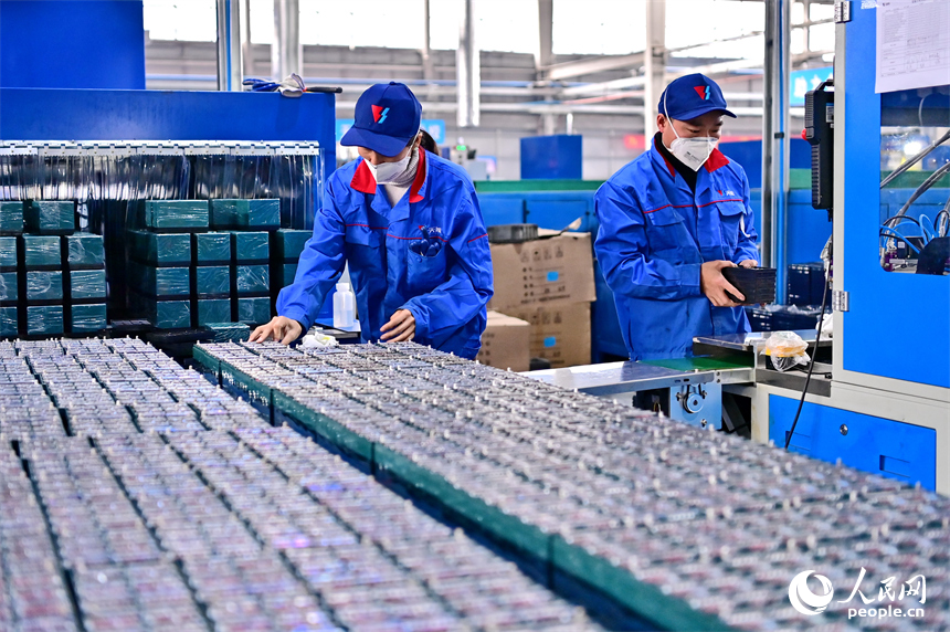 工人在自動化生產線上加工蓄電池訂單產品，滿足日益增長的市場需求。人民網 朱海鵬攝