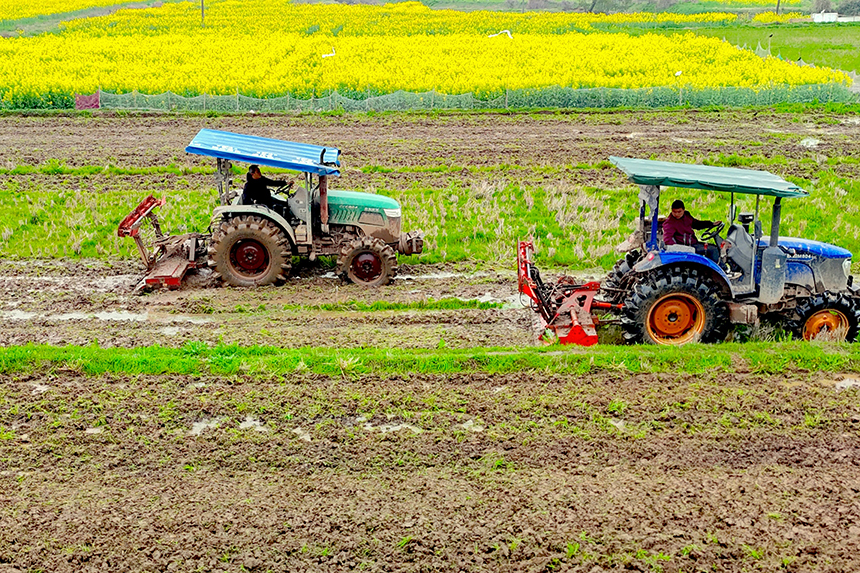 村民利用農機翻耕土地進行春種。姚雨婷攝