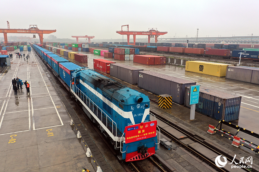 南昌國際陸港首列裝載著48臺“江西制造”汽車整車出口至秘魯錢凱港的鐵海聯運外貿班列緩緩離港。人民網記者 時雨攝