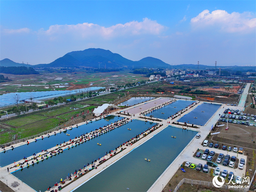 撫州市金溪縣瑯琚鎮楓山村的一處鄉村垂釣基地，垂釣愛好者在進行釣魚競技比賽。人民網 朱海鵬攝