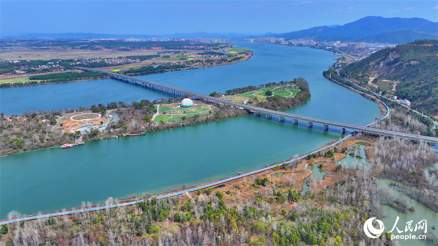 吉安市吉水縣文峰鎮，贛江沿線綠道蜿蜒，樹木林立，呈現出一幅水清岸綠景美景色美的畫卷。人民網朱海鵬攝