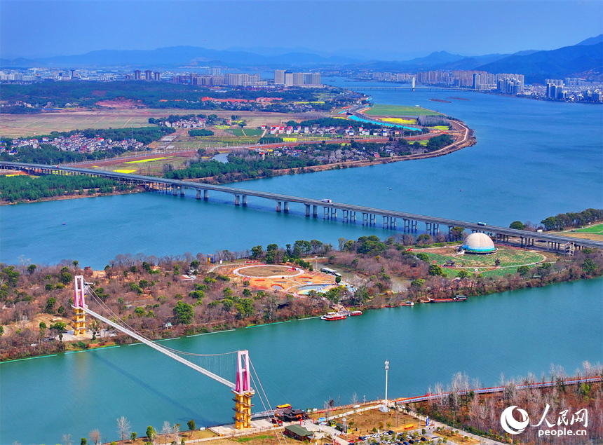 吉安市吉水縣文峰鎮，贛江沿線綠道蜿蜒，樹木林立，呈現出一幅水清岸綠景美景色美的畫卷。人民網朱海鵬攝