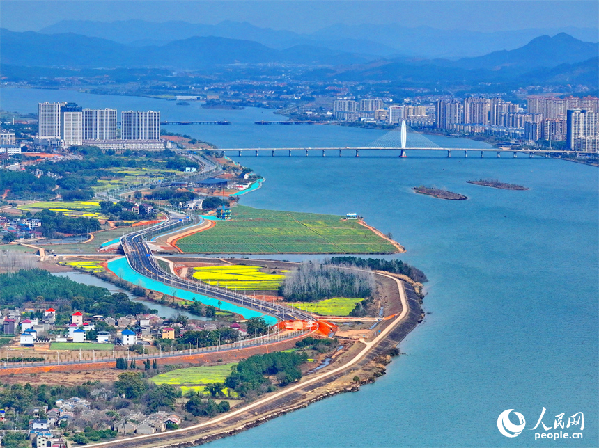 吉安市吉水縣文峰鎮，贛江沿線綠道蜿蜒，樹木林立，呈現出一幅水清岸綠景美景色美的畫卷。人民網朱海鵬攝