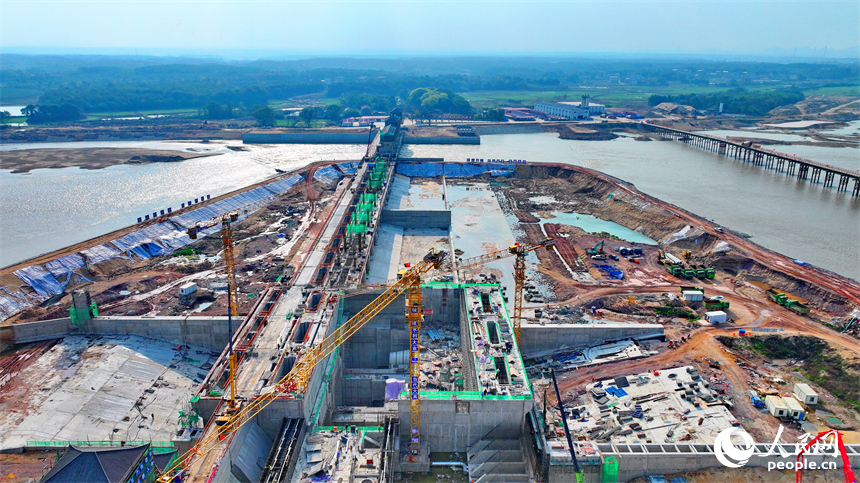 撫州市金溪縣滸灣鎮，疏山水利樞紐工程施工現場塔吊林立，工人在建設樞紐水閘和大壩。人民網 朱海鵬攝