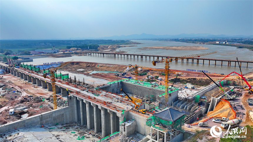 撫州市金溪縣滸灣鎮，疏山水利樞紐工程施工現場塔吊林立，工人在建設樞紐水閘和大壩。人民網 朱海鵬攝