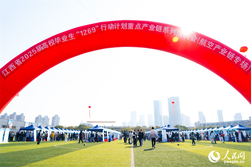 招聘會人頭攢動，眾多求職者在尋找工作機會。人民網 龍楚良攝