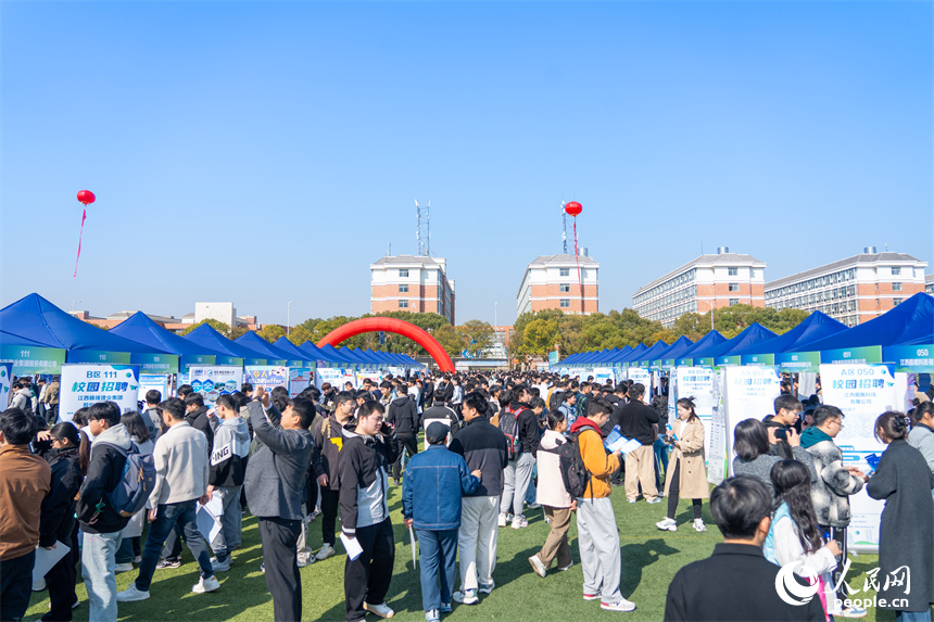 招聘會人頭攢動，眾多求職者在尋找工作機會。人民網 龍楚良攝