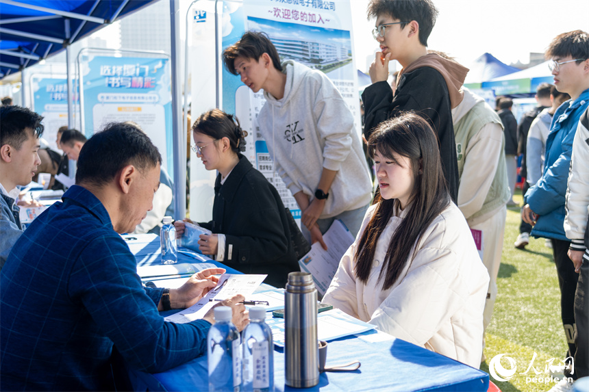 招聘會現場，招聘企業正在了解學生情況。人民網 龍楚良攝